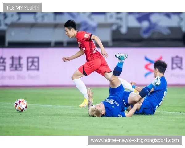 武汉三镇中距离射门力量十足,稍稍偏出